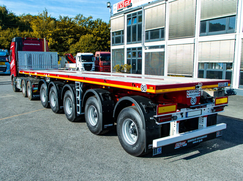 Sattelzugmaschine mit aufgesatteltem MAX Trailer MAX410 Ballastauflieger mit fünf Achsen. Heckansicht des Aufliegers.