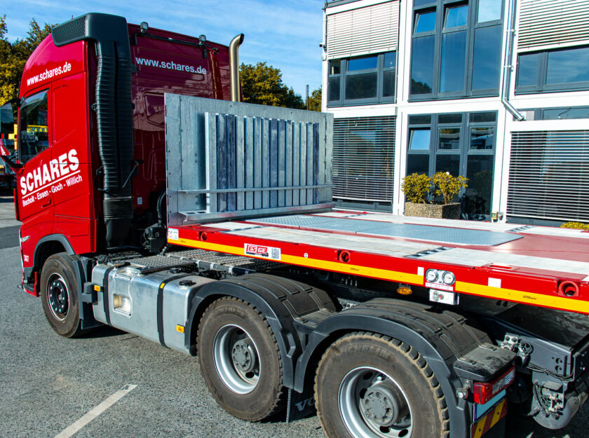 Sattelzugmaschine mit aufgesatteltem MAX Trailer MAX410 Ballastauflieger mit fünf Achsen. Ansicht der vorderen Ladefläche, inkl. Rungenmagazin hinter der Stirnwand.