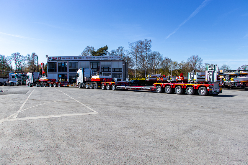 MAX Trailer MAX710 ATX und MAX Trailer MAX710 BB. Tiefbettauflieger mit Pendelachsen mit unterschiedlichen Ladeflächen. Ein Fahrzeug mit Baggerbett, eins mit Flachbett