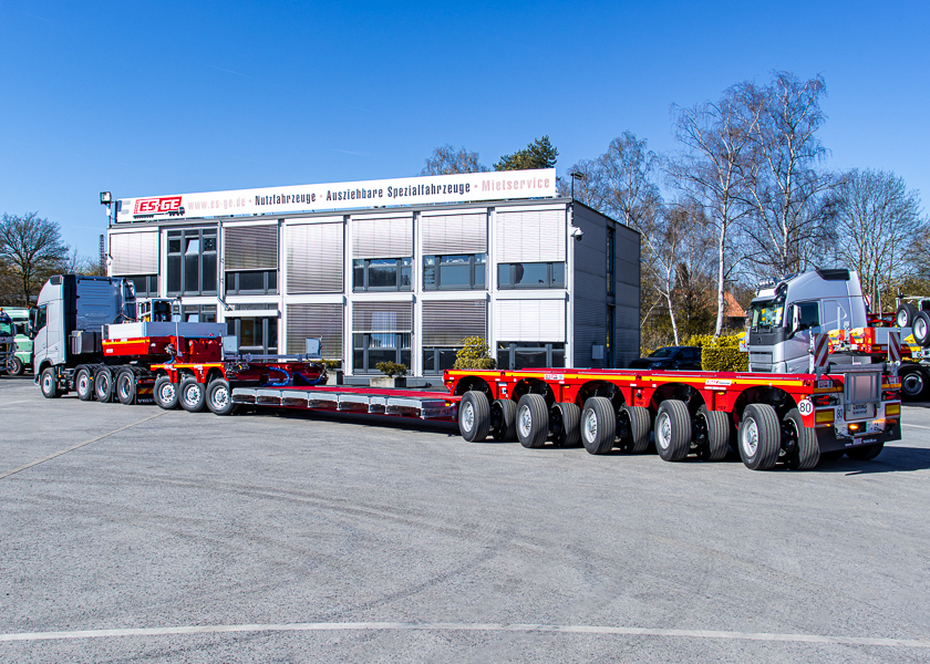 MAX Trailer MAX710 BB. Tiefbettauflieger mit Pendelachsen mit Baggerbett, davor eine 4-achsige Sattelzugmaschine von Volvo, Volvo FH540