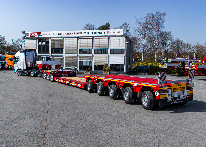 MAX Trailer MAX710 ATX. Tiefbettauflieger mit Pendelachsen mit Flachbett, davor eine 4-achsige Sattelzugmaschine von Volvo, Volvo FH540