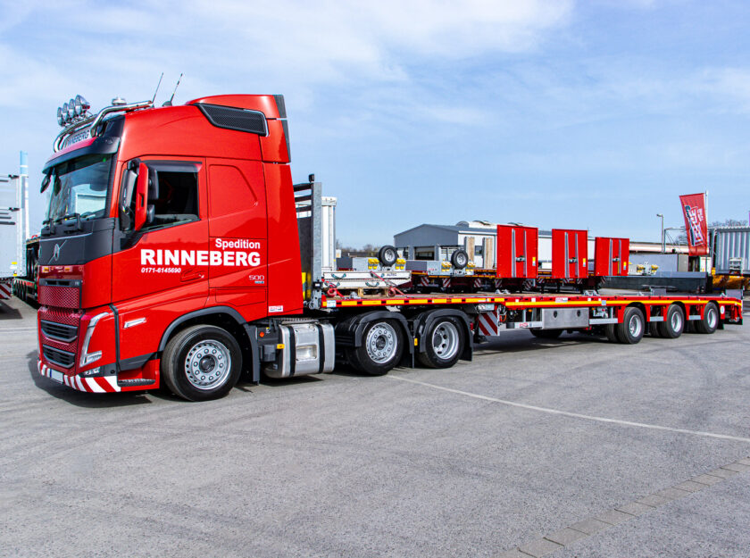 Sattelzug bestehend aus Volvo FH 510 6x2 Lowliner und MAX Trailer MAX210 Telesattel Megatrailer der Spedition Rinneberg