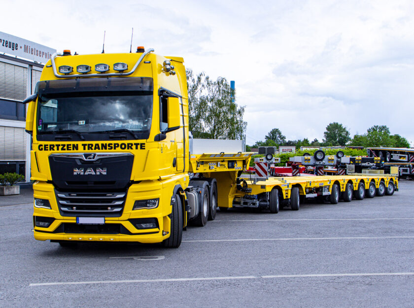 MAX Trailer MAX810 Pendelachs-Satteltieflader in RAL 1021 Rapsgelb für die Gertzen Gruppe mit MAN Sattelzugmaschine