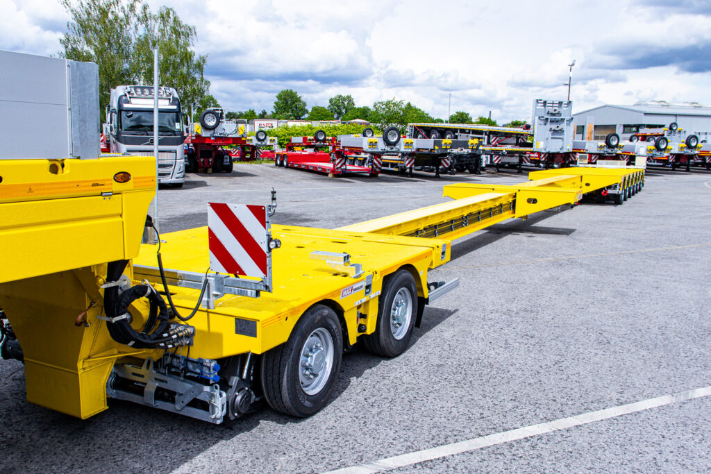 Doppelt teleskopierbare Ladefläche des MAX Trailer MAX810 komplett teleskopiert in Detailansicht von vorne