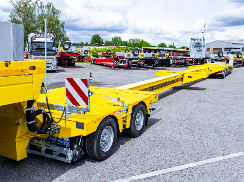 Doppelt teleskopierbare Ladefläche des MAX Trailer MAX810 komplett teleskopiert in Detailansicht von vorne