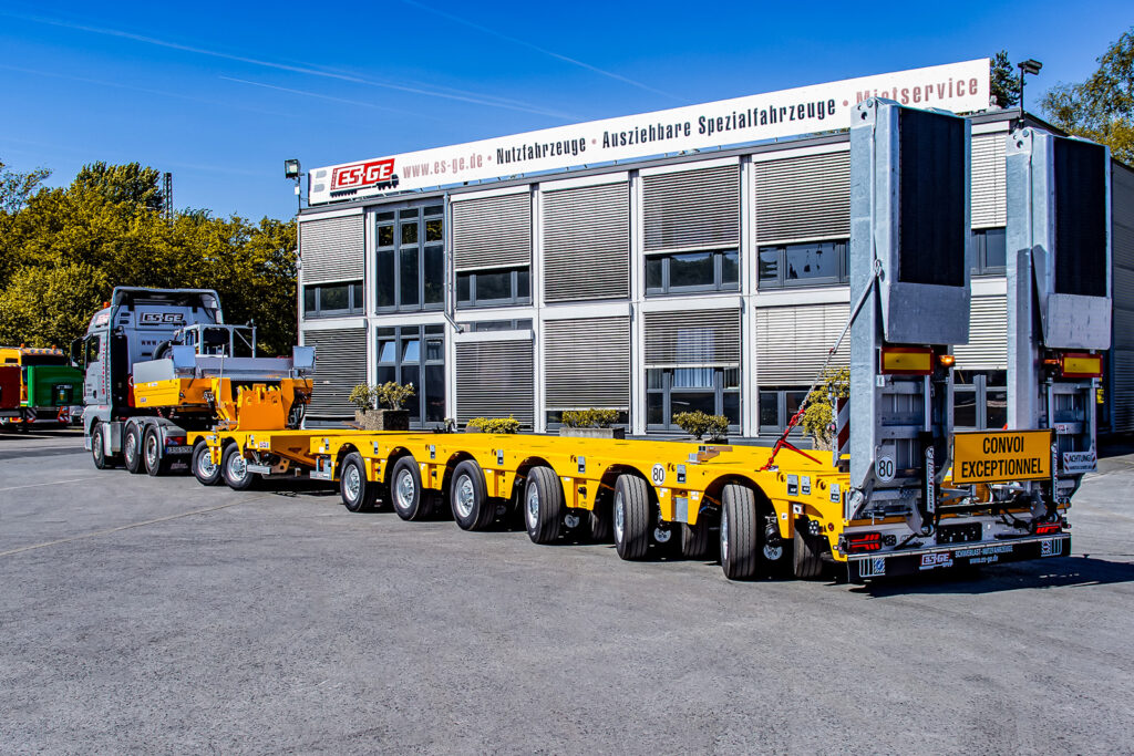MAX Trailer MAX810 Satteltieflader mit Pendelachsen vor dem Gebäude der ES-GE