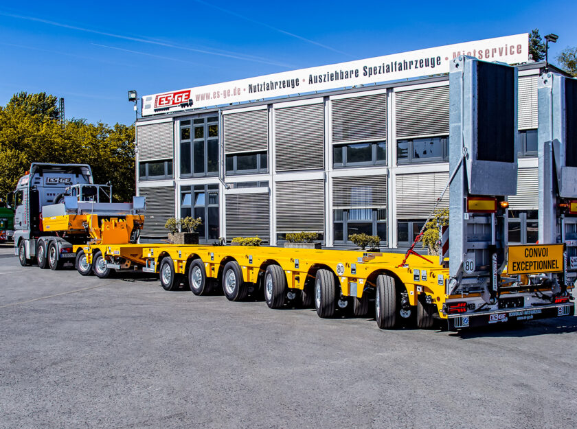 MAX Trailer MAX810 Satteltieflader mit Pendelachsen vor dem Gebäude der ES-GE
