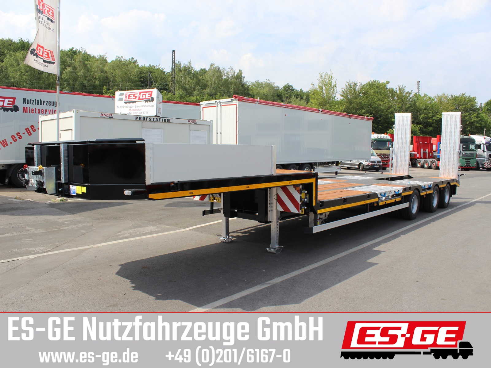 ES-GE 3-Achs-Satteltieflader mit Radmulden
